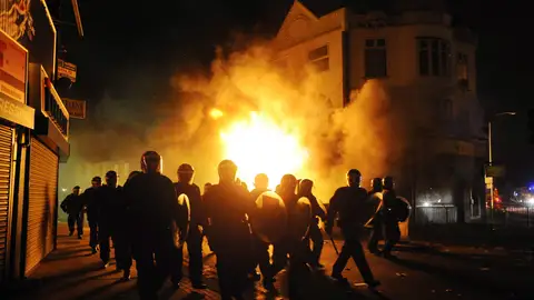 Londres ha vivido la peor noche de vandalismo y altercados que se recuerda, con incendios, saqueos y desórdenes públicos en los que 44 policías y 14 civiles han resultado heridos. Londres ha vivido la peor noche de vandalismo y altercados que se recuerda, con incendios, saqueos y desórdenes públicos en los que 44 policías y 14 civiles han resultado heridos.