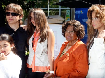 Los hijos de Michael Jackson junto a su tía y abuela