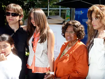 Los hijos de Michael Jackson junto a su tía y abuela Los hijos de Michael Jackson junto a su tía y abuela