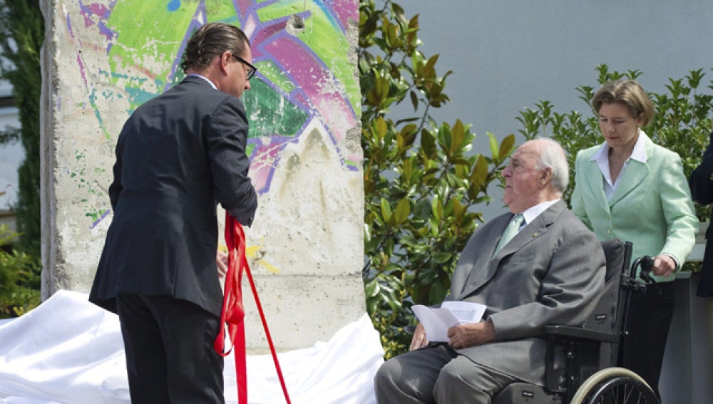 Un bloque de muro de Berlin para Helmut Kohl