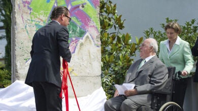 Un bloque del muro de Berlín para Helmut Kohl