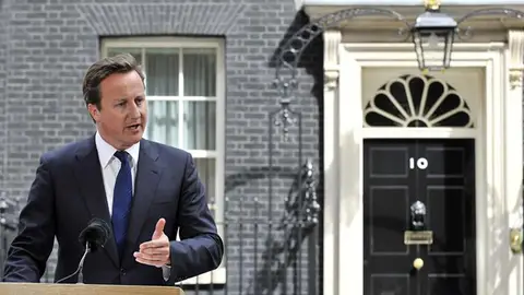 Cameron comparece ante los medios por segundo día consecutivo Cameron comparece ante los medios por segundo día consecutivo