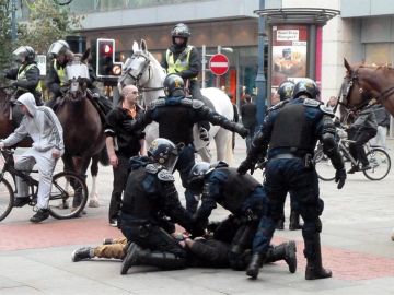 Policías detienen a un hombre