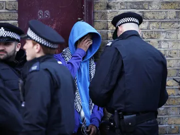 Policía interroga a un protestante Policía interroga a un protestante