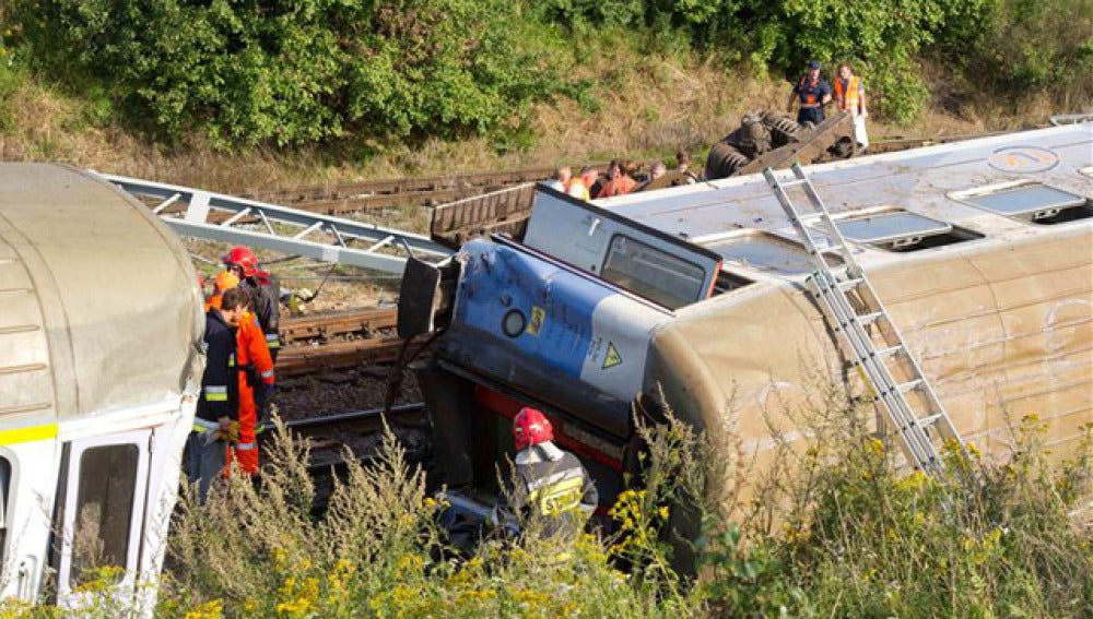 Cuatro muertos y unos 30 heridos al descarrilar un tren en Polonia