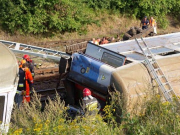 Cuatro muertos y unos 30 heridos al descarrilar un tren en Polonia