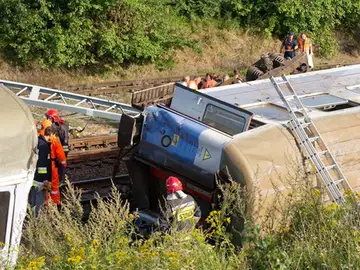 Cuatro muertos y unos 30 heridos al descarrilar un tren en Polonia Cuatro muertos y unos 30 heridos al descarrilar un tren en Polonia