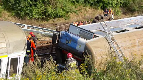 Cuatro muertos y unos 30 heridos al descarrilar un tren en Polonia Cuatro muertos y unos 30 heridos al descarrilar un tren en Polonia