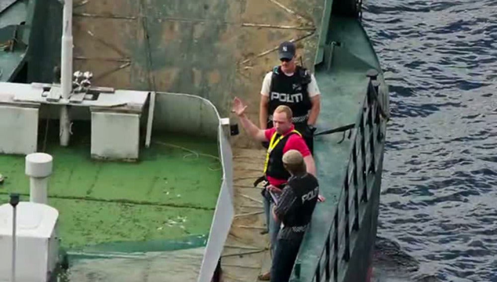 Breivik llega en barco a Utoya