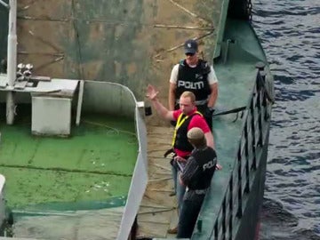 Breivik llega en barco a Utoya