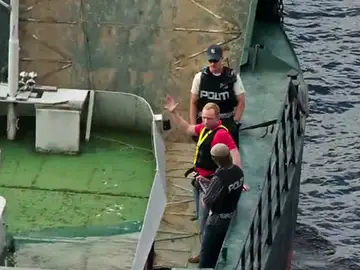 Breivik llega en barco a Utoya Breivik llega en barco a Utoya