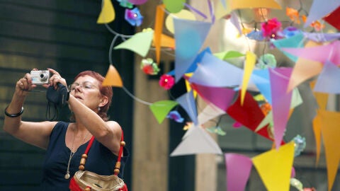 Una calle decorada en el barrio de Gr&agrave;cia
