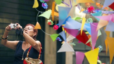 El barrio de Gràcia se engalana con sus tradicionales fiestas