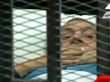 Mubarak durante el juicio contra su persona en el Cairo