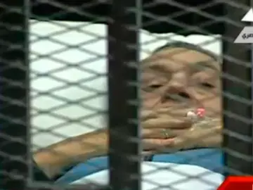 Mubarak durante el juicio contra su persona en el Cairo Mubarak durante el juicio contra su persona en el Cairo