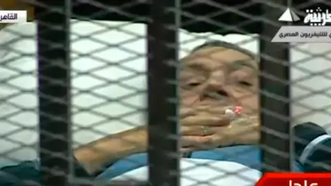 Mubarak durante el juicio contra su persona en el Cairo Mubarak durante el juicio contra su persona en el Cairo