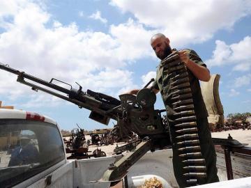 Un soldado rebelde prepara una ametralladora en Bengasi