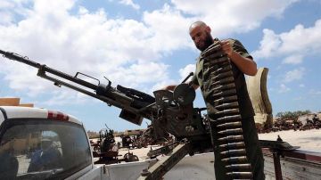 Un soldado rebelde prepara una ametralladora en Bengasi