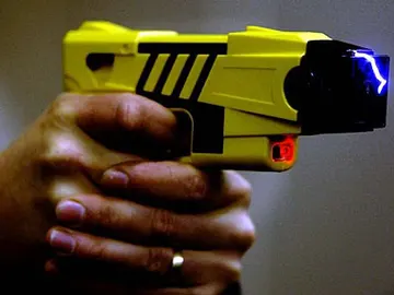 Pistola Taser en funcionamiento Pistola Taser en funcionamiento