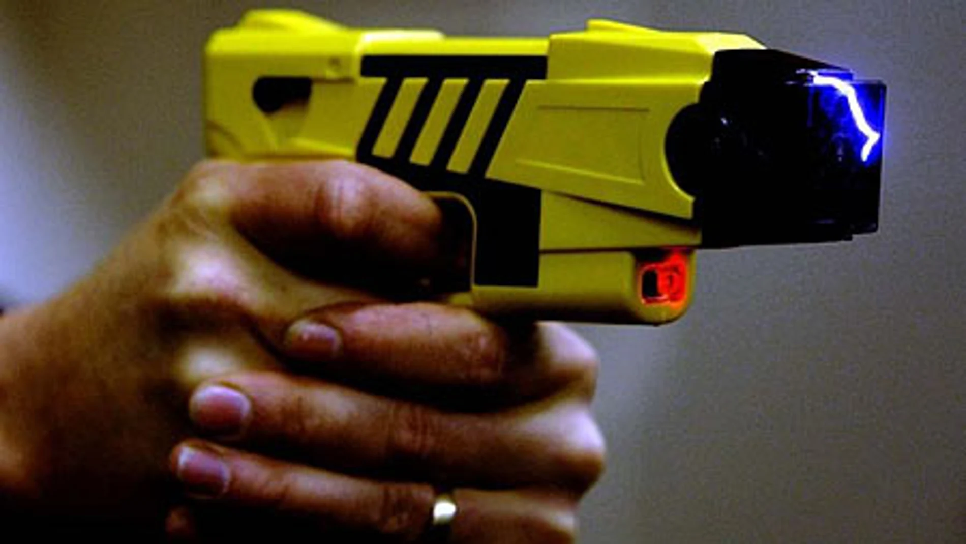 Pistola Taser en funcionamiento Pistola Taser en funcionamiento