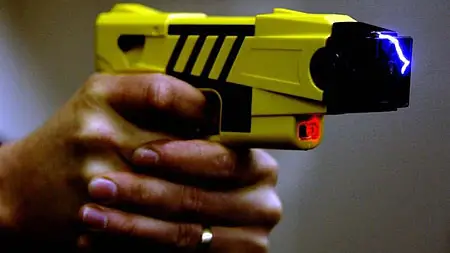Pistola Taser en funcionamiento Pistola Taser en funcionamiento