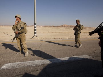 Soldados israelíes montan guardia