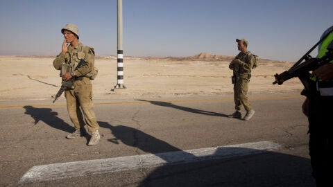 Soldados israel&iacute;es montan guardia