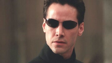 Keanu Reeves con sus tradicionales gafas de sol