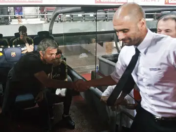 Mourinho y Pep Guardiola se estrechan la mano Mourinho y Pep Guardiola se estrechan la mano