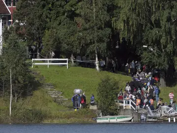 Supervivientes de la matanza de Utoya llegan a la isla Supervivientes de la matanza de Utoya llegan a la isla