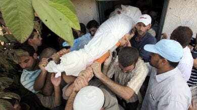 Mueren tres palestinos en un ataque aéreo israelí en el centro de Gaza