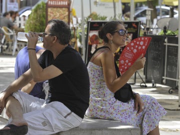 Un hombre y una mujer en pleno centro de Granada