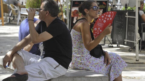 Un hombre y una mujer en pleno centro de Granada