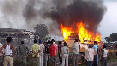 Queman a diez pasajeros de un autobús en una pelea entre conductores en la India 