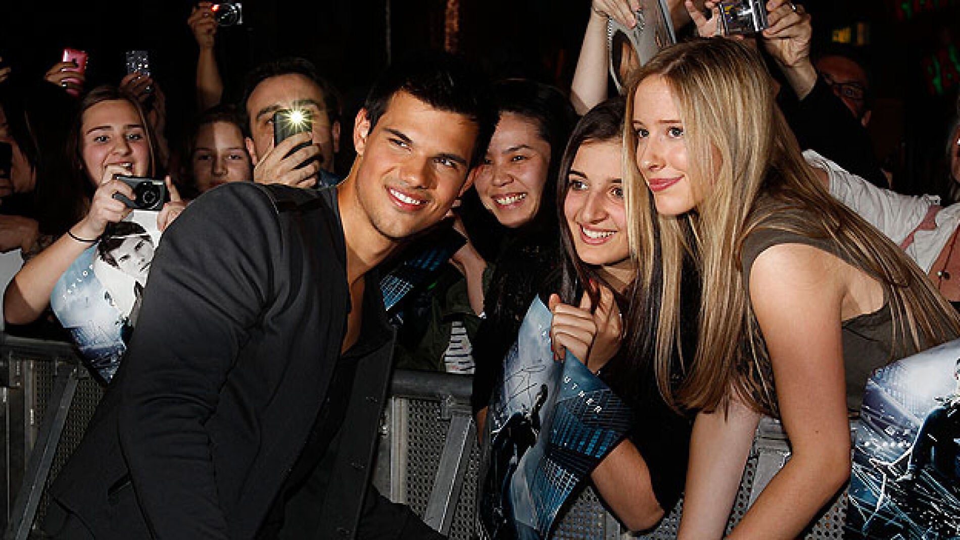 Taylor Lautner en la premier de Sin Salida