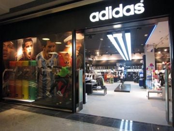 Una tienda oficial de la marca Adidas