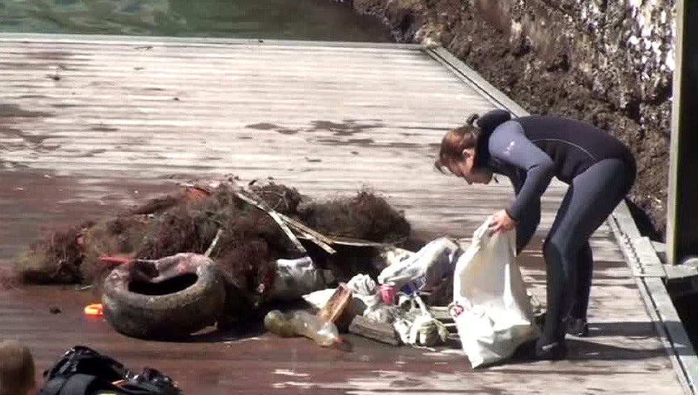 Buzos voluntarios limpian el fondo marino en Castro Urdiales