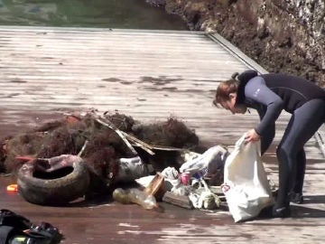 Buzos voluntarios limpian el fondo marino en Castro Urdiales