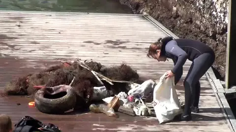 Buzos voluntarios limpian el fondo marino en Castro Urdiales Buzos voluntarios limpian el fondo marino en Castro Urdiales
