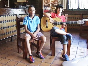 Dos niños se elevan como las nuevas promesas del flamenco.