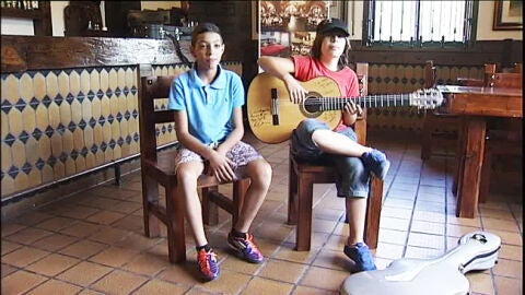 Dos ni&ntilde;os se elevan como las nuevas promesas del flamenco.