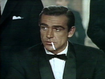 James Bond fumando