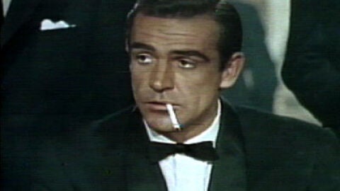 James Bond fumando
