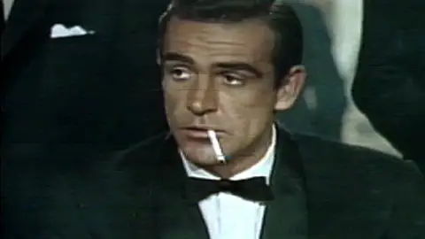 James Bond fumando James Bond fumando