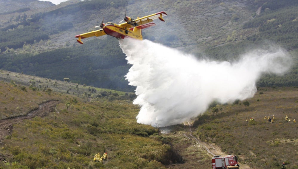 Un avión intenta sofocar un fuego en Grecia.