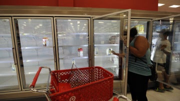 Estado de un supermercado de Nueva York horas antes de la llegada de 'Irene'.