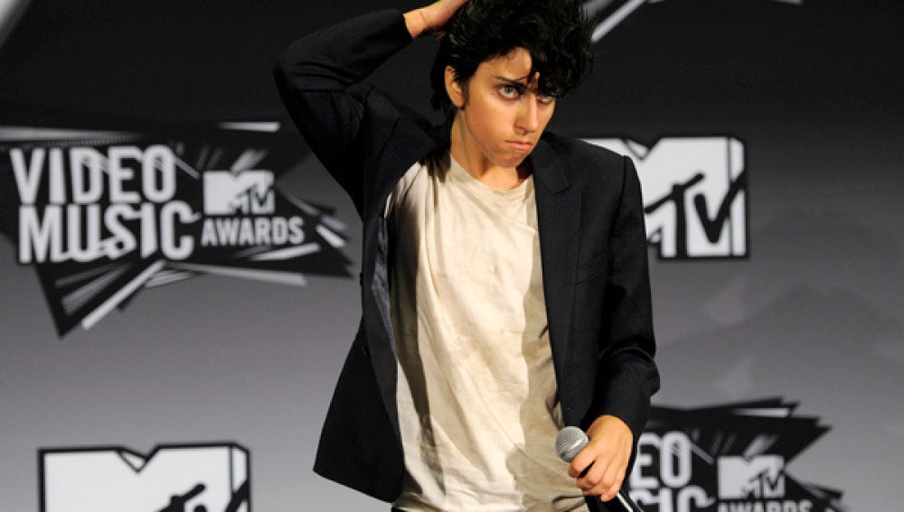 Lady Gaga caracterizada como un hombre en los premios de la MTV.