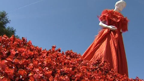  Arte sobre esculturas, flores y trajes de noche