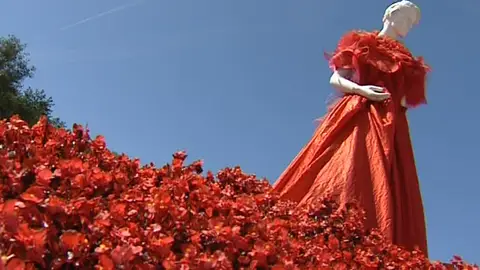 Arte sobre esculturas, flores y trajes de noche Arte sobre esculturas, flores y trajes de noche