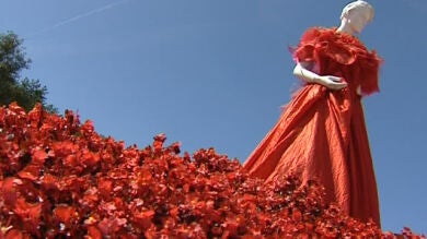Arte sobre esculturas, flores y trajes de noche